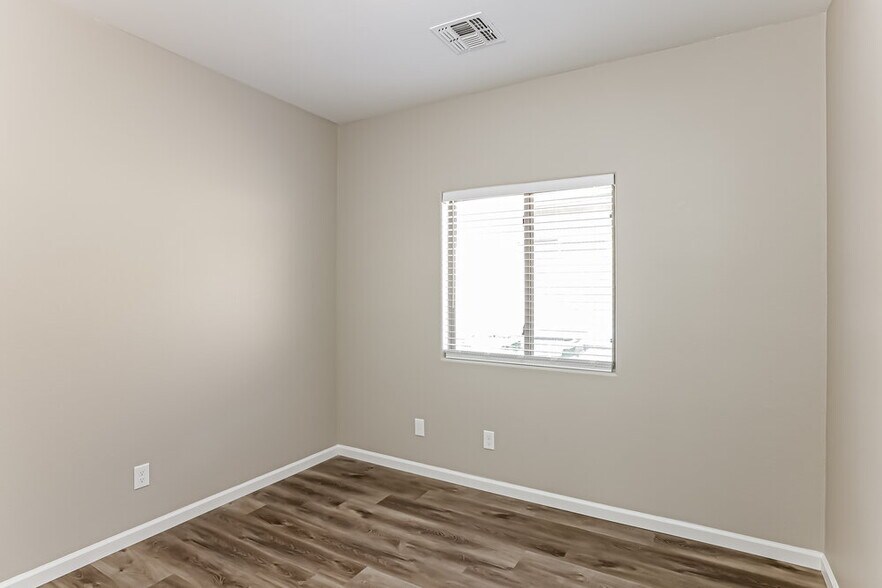 Building Photo - 12857 W Apodaca Dr