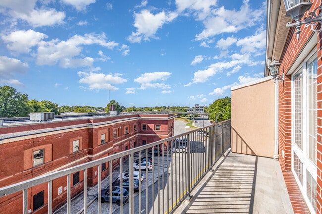 Building Photo - 360 S Elm St