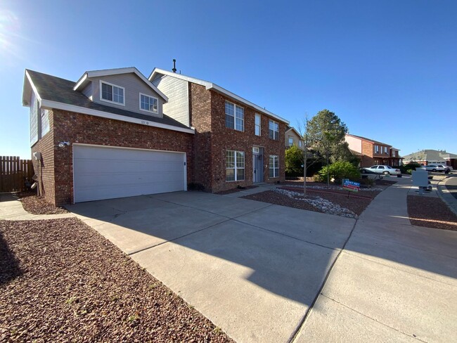 Building Photo - 4 Bedroom Home Available Near Unser Blvd N...