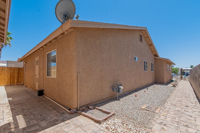 Building Photo - "Well Maintained 2-Bedroom, 2 Bathroom hom...