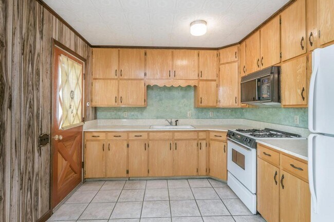 Building Photo - 1128 Sierra Dr