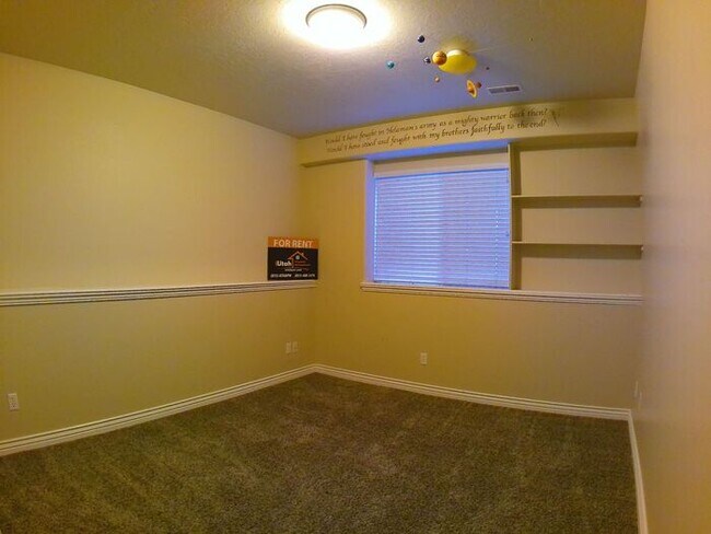 Building Photo - 5 bdrm 3bth Home 3 Car Garage Some utilities included