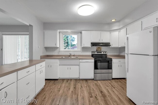 Building Photo - 20195 River Oaks Dr