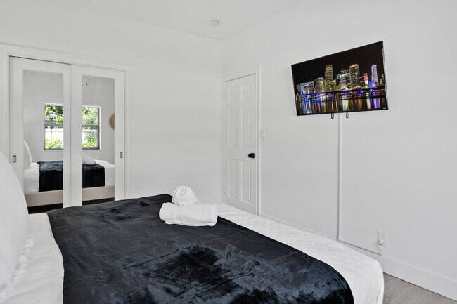 Building Photo - 704 NE 2nd St