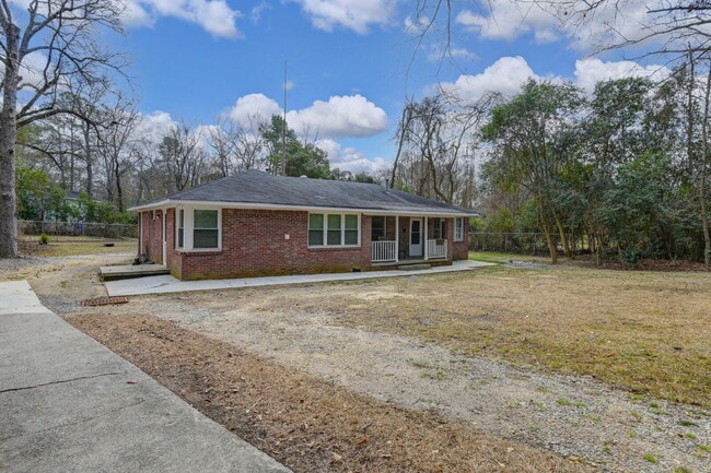 Building Photo - Cozy 2 Bedroom Home with Large Yard | Move-In Ready