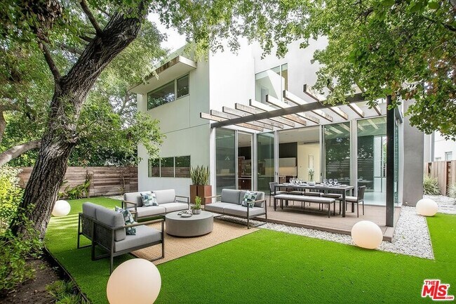 Building Photo - 16540 Moorpark St