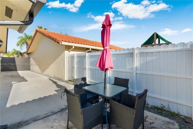 Building Photo - 1025 NW 128th Ct