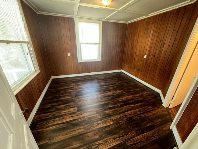 Building Photo - Remodeled 3 bedroom/ 2 bathroom home within minutes of downtown.