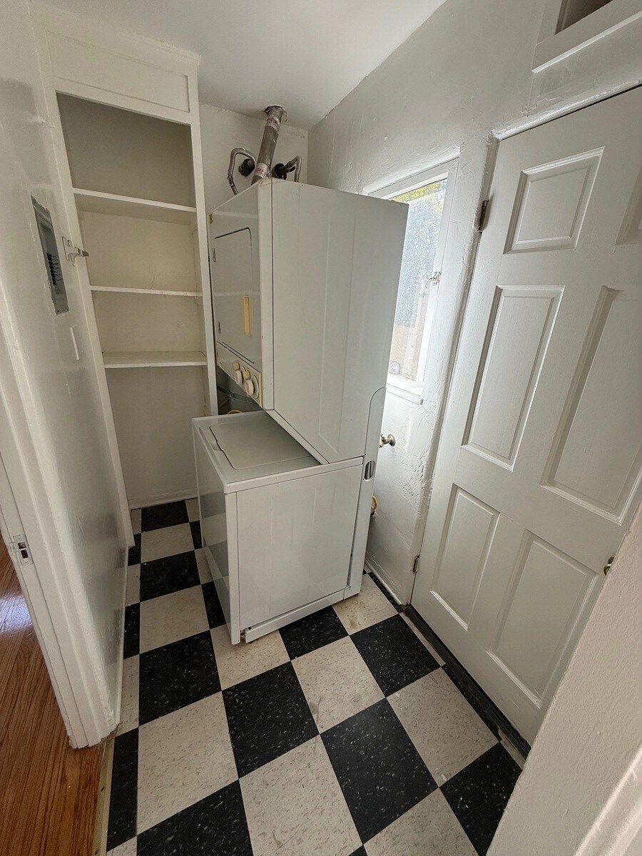 Building Photo - 826 Maltman Ave