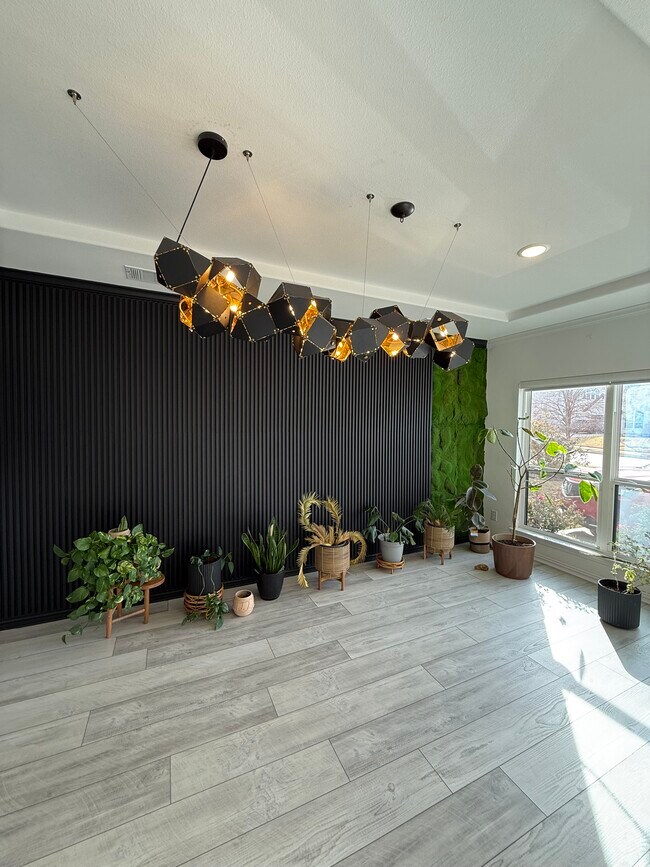 Building Photo - 2832 Fountain Park Dr