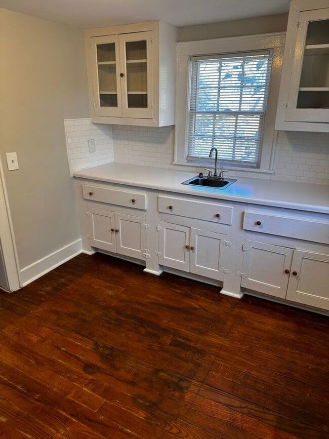 Building Photo - East Nashville 4 Bedroom
