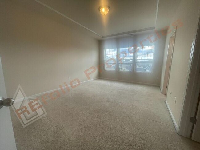 Building Photo - Luxury 3 Story 4 BD/3.5 Bath Townhome @ Sm...