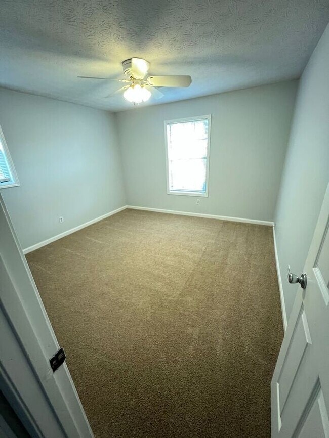 Building Photo - READY NOW!!! 2 Bedroom 2 Bath Ranch Duplex!!!