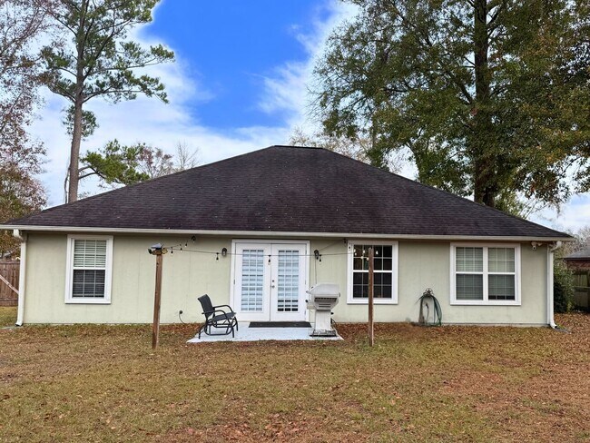 Building Photo - 4/2 with a LARGE fenced in yard!