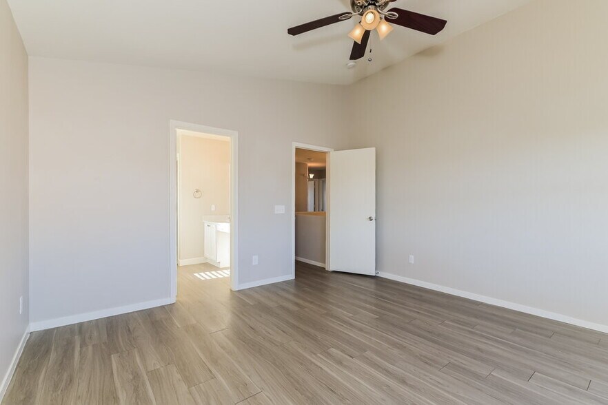 Building Photo - 995 River Walk Ct