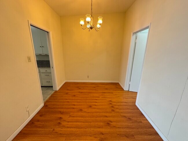 Building Photo - 521 S Manhattan Pl