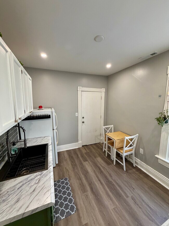 Building Photo - Eastern