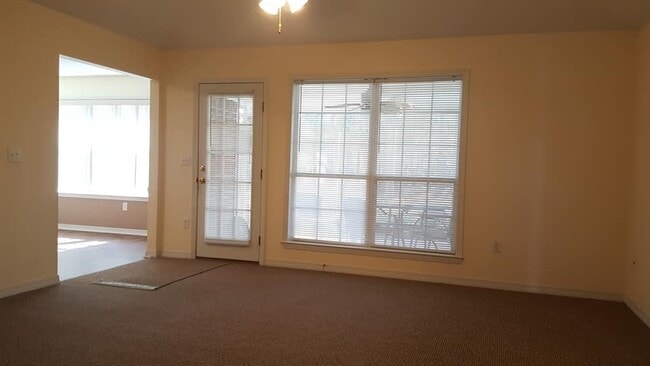 Building Photo - 502 Meadow Ln