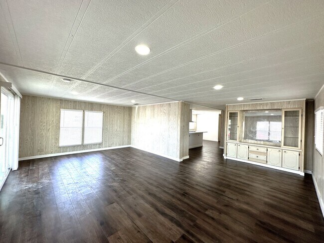 Building Photo - Stunning 2/2 Home in 55+ Leesure Village