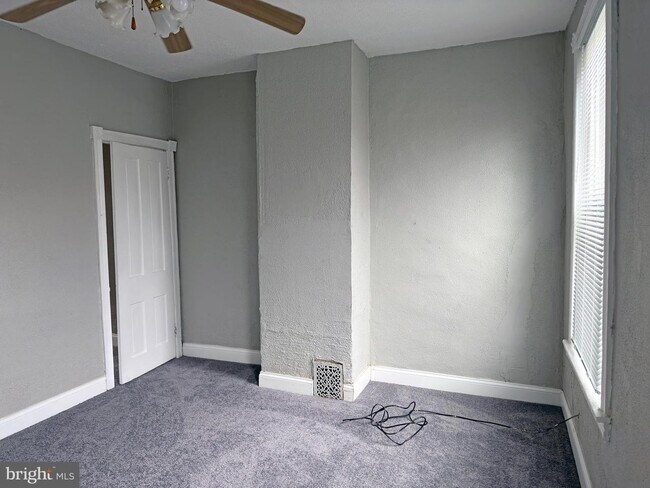 Building Photo - 1528 S Hollywood St