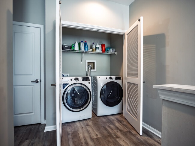 Building Photo - Rowandale