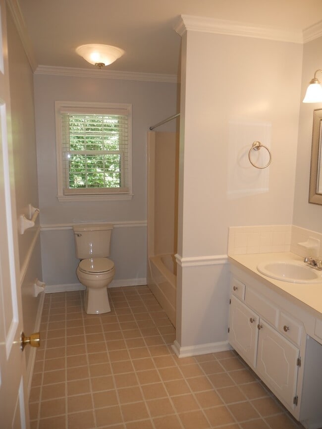 Building Photo - 124 Woodburn Pl