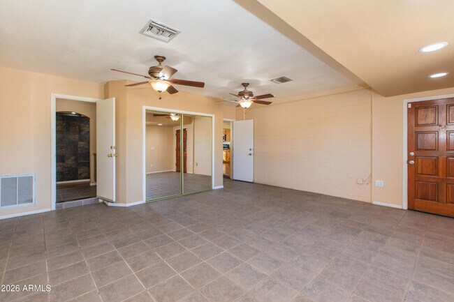 Building Photo - 1813 E Ellis Dr