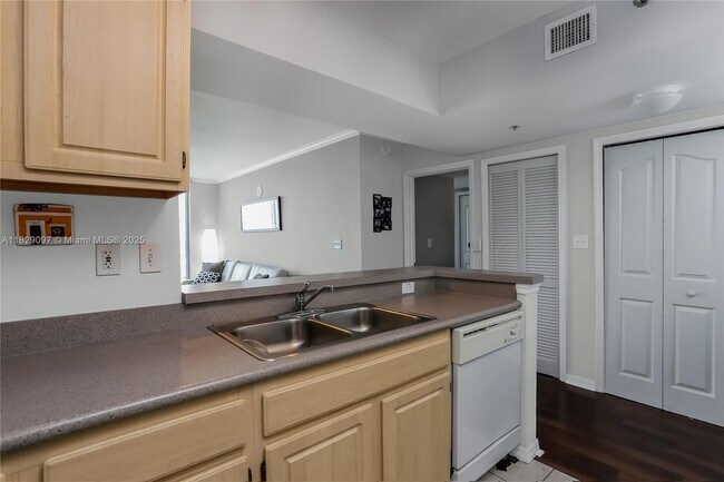 Building Photo - 2665 SW 37th Ave