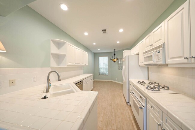 Building Photo - Gorgeous interior tract townhouse in the desirable gated Summit community