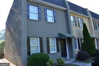 Building Photo - 132 Saine Dr SW