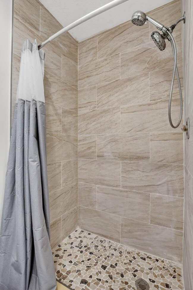 Building Photo - 596 SE 20th Ave