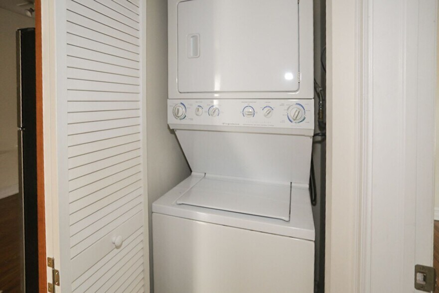 Building Photo - 3824 N Sheffield Ave