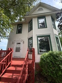 Building Photo - 3 Bedroom 2 Bath House in Moline with a Bo...