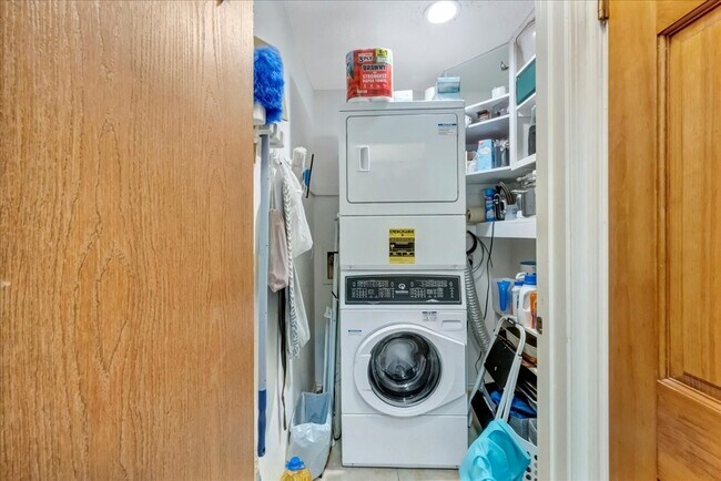 Building Photo - 16702 Dale Oak Way