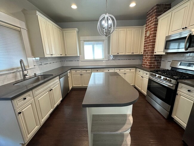 Building Photo - Beautifully Renovated 5 Bedroom Midtown Home