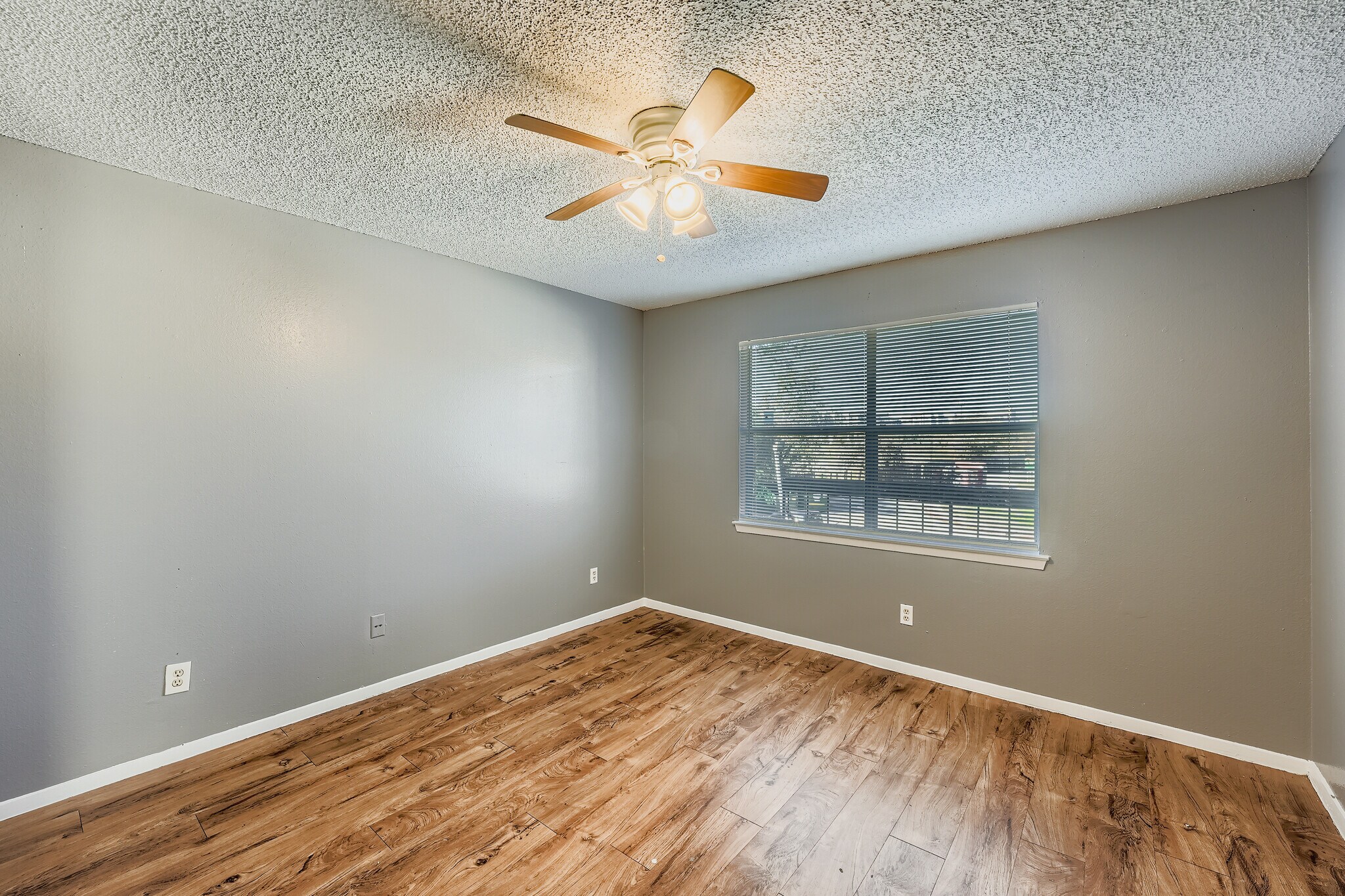 Building Photo - Room in Apartment on West Loop