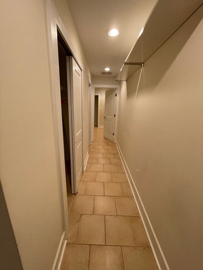 Building Photo - Modern  Bi-Level 1st Fl. 2 Bed, 2 Bath Nor...