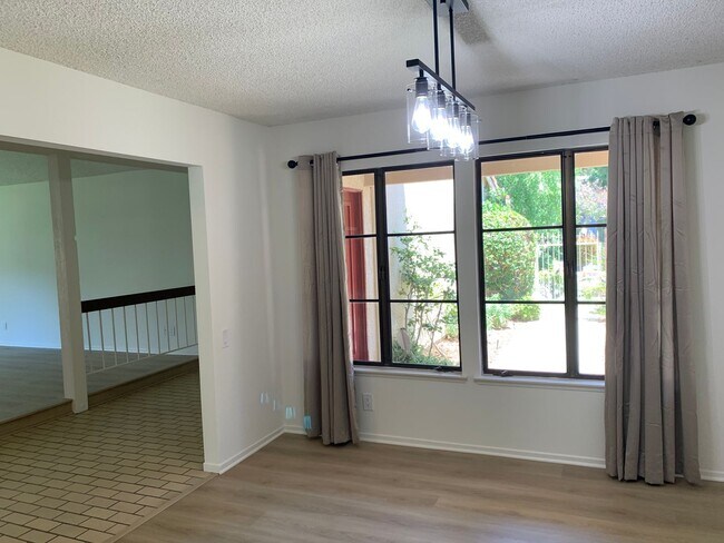 Building Photo - Beautiful, Spacious, 4 bed 2.5 bath home nestled in the Serene, breathtaking Hills of Pacific Pal...