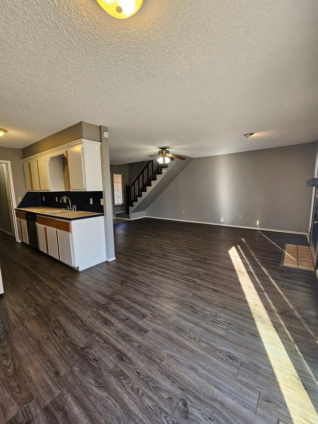 Building Photo - (2) Bed/(1.5) Bath Townhome Available NOW!