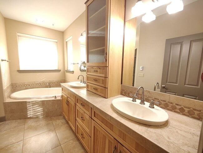 Building Photo - Single Level 4 Bedroom 3 Bath Beauty