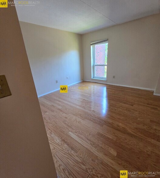 Building Photo - 50 Broadlawn Park
