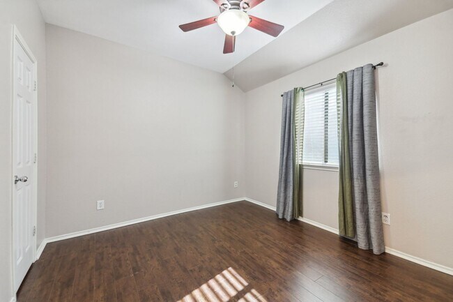 Building Photo - 4 Bedroom Single Family in Crossroads