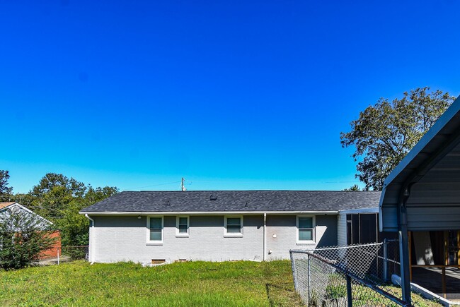 Building Photo - 3 Bedroom 2 Bathroom- Pets Okay