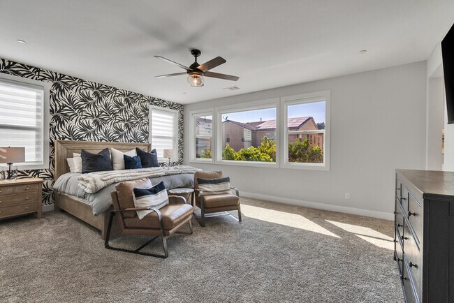 Building Photo - Light and bright 4 bedroom 3 bath beauty i...