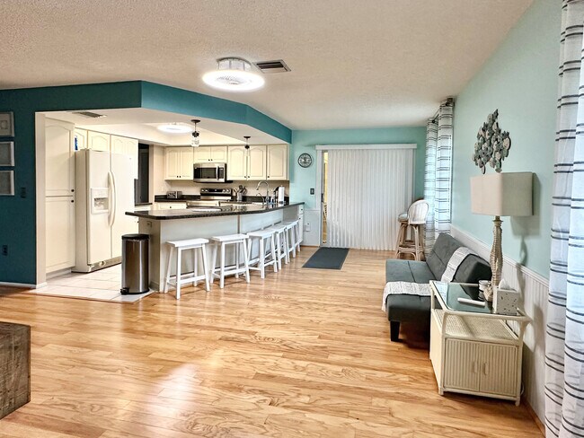 Building Photo - 2227 Pineland Dr