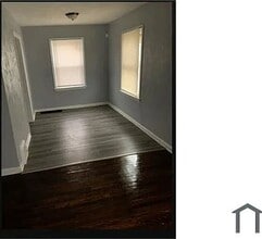 Building Photo - 2 bed 1 bath duplex $1100/mo