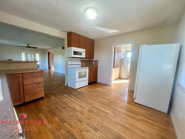 Building Photo - Unique opportunity - Bring your horses!