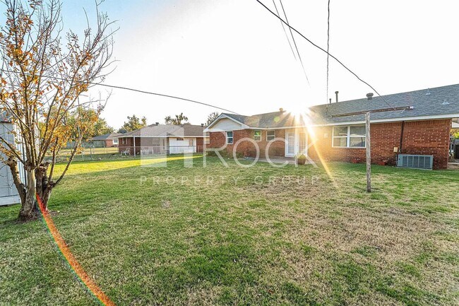 Building Photo - 3 Bedroom Home with 2-Car Garage and Covered Parking