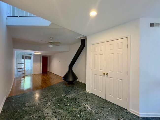 Building Photo - Charming 1 Bedroom Townhome ~ Ridgely's Delight