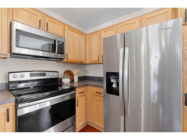 Building Photo - Sparkling Like-New 3 Bedroom Plus Office/L...